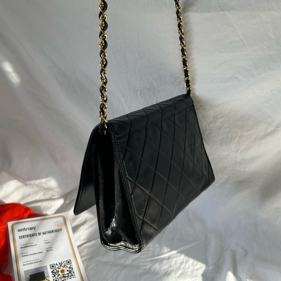 PRE-LOVED CHANEL™ 1986-88 BLACK QUILTED LAMBSKIN CC TASSEL FLAP BAG - Picture 6 of 15